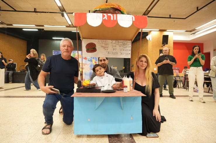 משפחת רוזנטל בהפנינג פורים בתיכון "צפית"