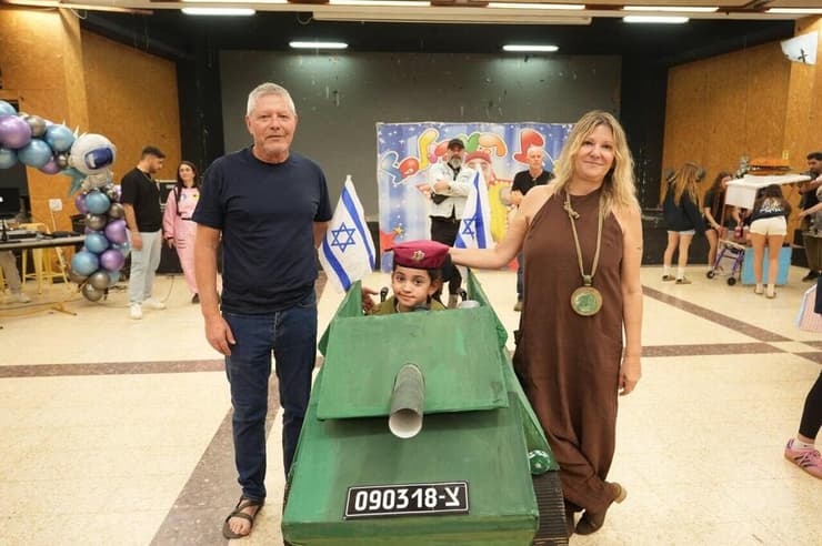 הוריו של אפיק ז"ל בהפנינג לזכר בנם   