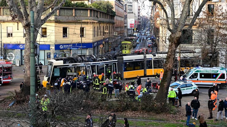 "נכנס לפיצול ב-40-20 קמ"ש וירד מהפסים" (צילום: Piero CRUCIATTI / AFP) זירת ההתרסקות של הרכבת הקלה במילאנו