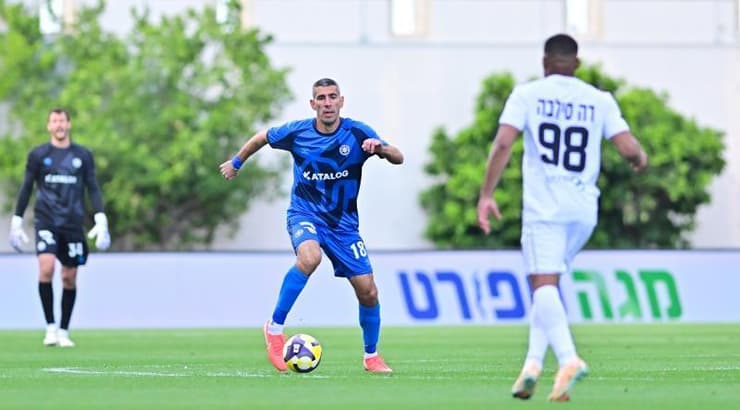 איתן טיבי עם הכדור (חגי מיכאלי) איתן טיבי עם הכדור