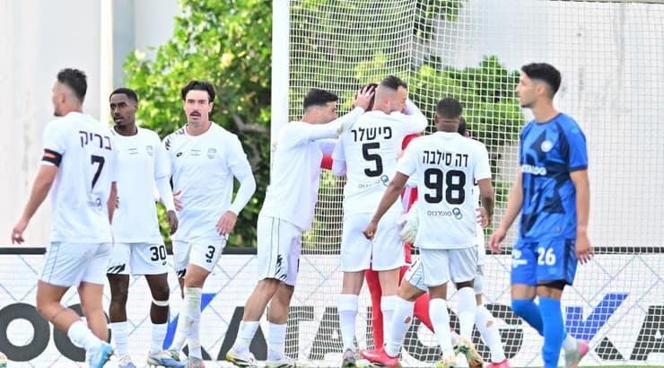 שחקני עפולה חוגגים עםסהר חסון (חגי מיכאלי) שחקני עפולה חוגגים עםסהר חסון