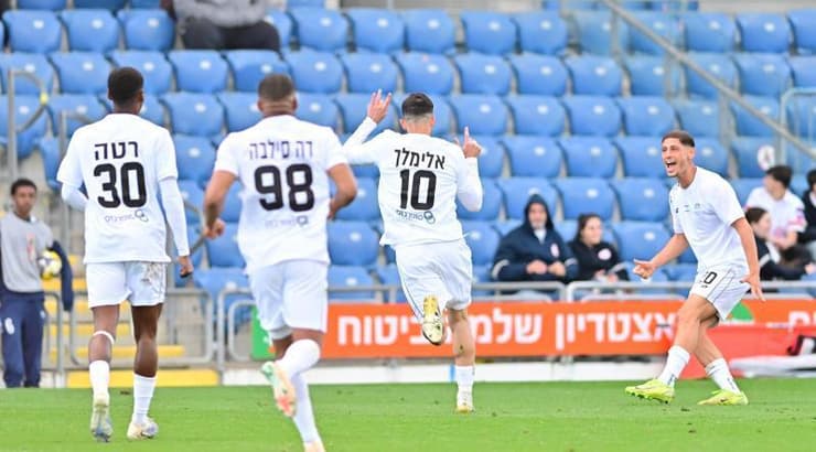 שחקני עפולה חוגגים את השער (חגי מיכאלי) שחקני עפולה חוגגים את השער