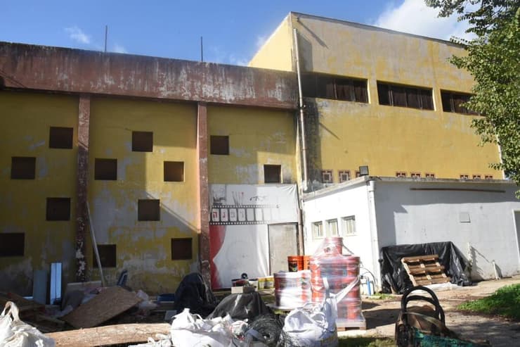 "אני לא יודע להגיד שאני 'מומחה לקיבוצים', אבל אני רואה אותם". הקולנוע הישן בדפנה לפני השיפוץ (צילום: אביהוא שפירא) "אני לא יודע להגיד שאני 'מומחה לקיבוצים', אבל אני רואה אותם". הקולנוע הישן בדפנה לפני השיפוץ