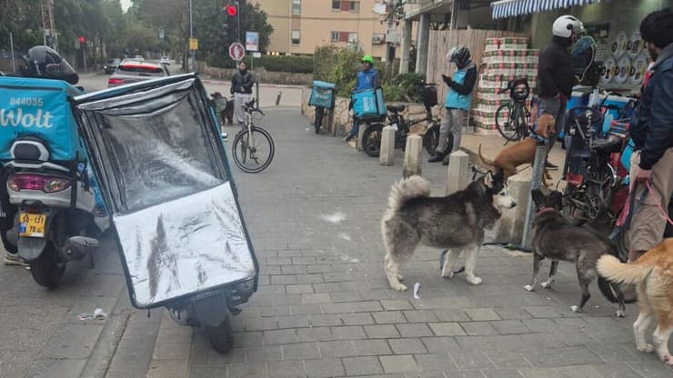 שליחי וולט ממתינים מחוץ לסופר יודה בת"א