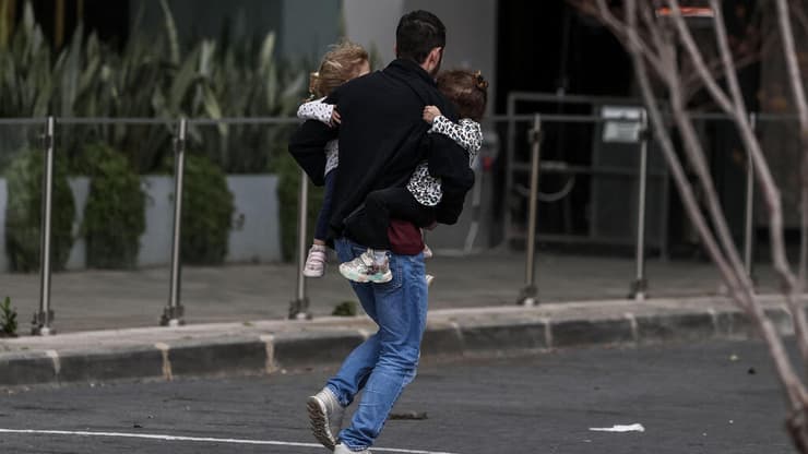 רצים למקלט בתל אביב (צילום: Ilia YEFIMOVICH / AFP) תל אביב