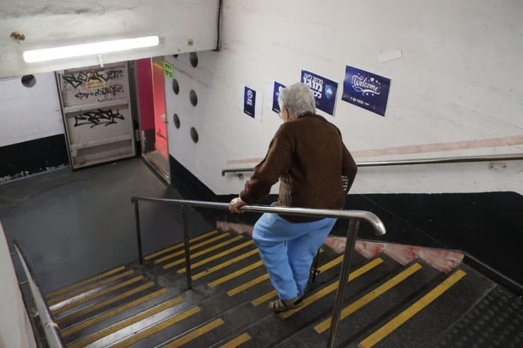 ירידה למקלט בזמן תקיפה איראנית (צילום: מוטי קמחי) חניון דיזנגוף בזמן התקיפה האיראנית