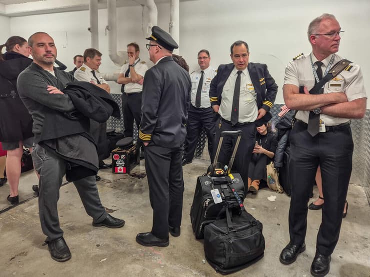 צוות אוויר של חברת דלתא ממתינים במרחב המוגן בנתב"ג