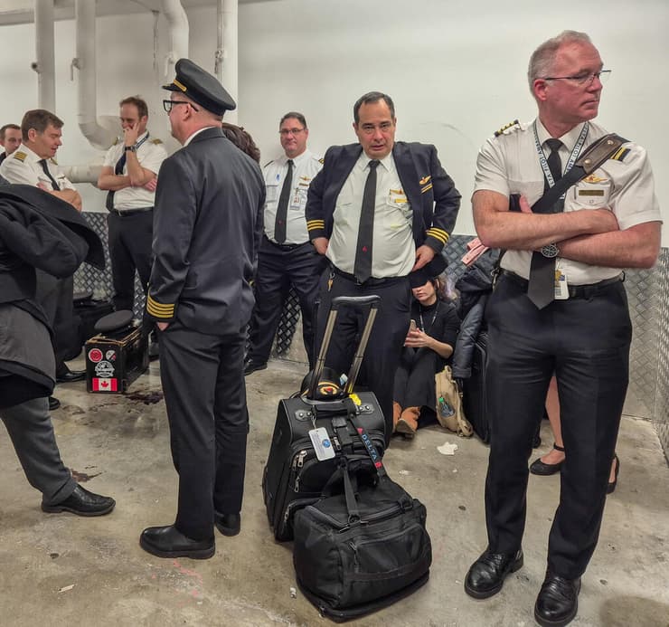 צוות אוויר של חברת דלתא איירליינס, הבוקר בנתב"ג (צילום: עידו ארז) צוות אוויר של חברת דלתא ממתינים במרחב המוגן בנתב"ג