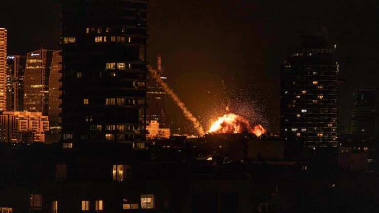 תיעוד פגיעה בתל אביב (צילום: by JOHN WESSELS / AFP) נפילה מתקפת טילים על תל אביב פגיעה ישירה מלחמת מלחמה מבצע שאגת הארי פיצוץ