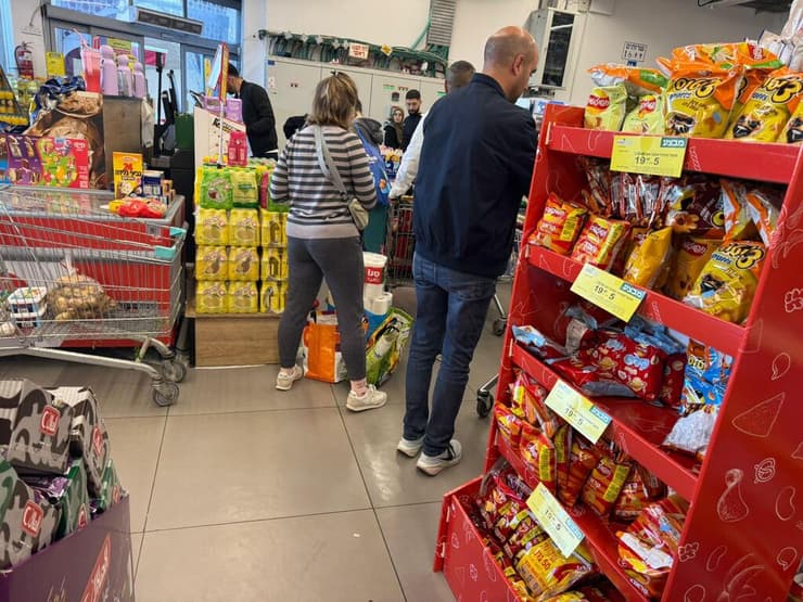 התור בסניף של רשת קינג סטור בשכונת כבביר בחיפה