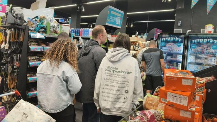 תורים ארוכים ב-AMPM בתל אביב, הבוקר