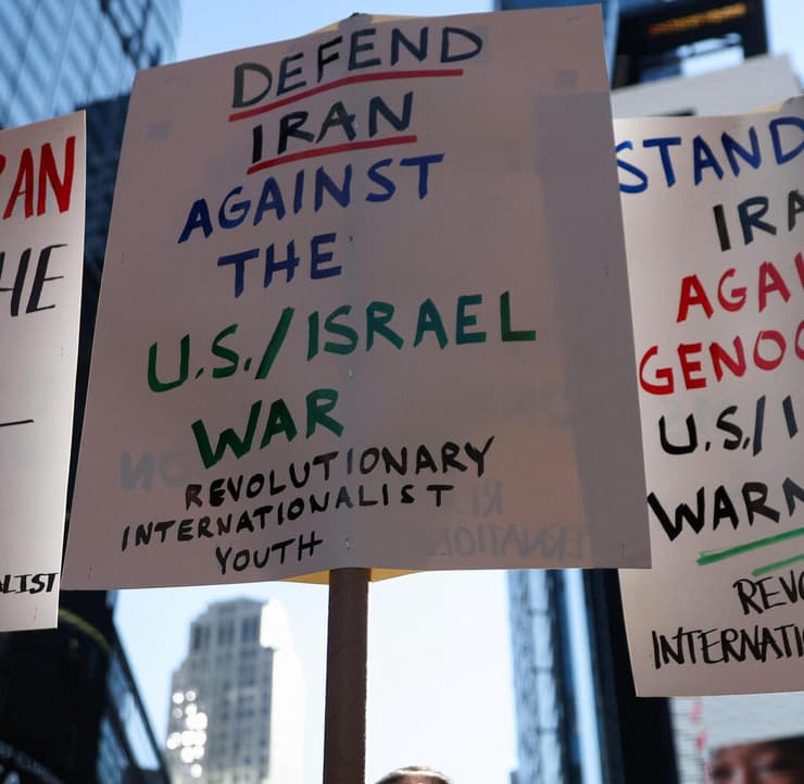 מפגינים בניו יורק נגד התקיפות