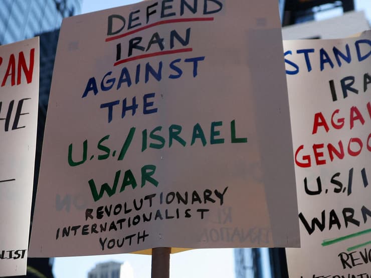 מפגינים בניו יורק נגד התקיפות