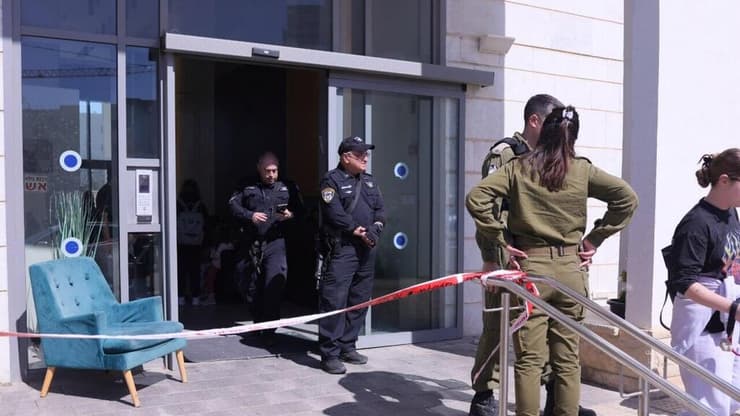 כוחות הביטחון בזירת הנפילה בטירת הכרמל (צילום: עמרי שטיין) כוחות הביטחון בזירה הנפילה בטירת הכרמל