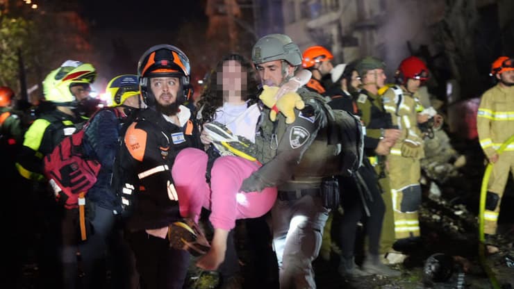 לוחמי מג״ב מפנים אזרחים באזור הנפילה בתל אביב 