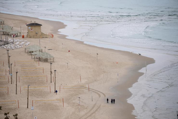חוף ים בתל אביב במהלך אזעקה (צילום: AP Photo/Ohad Zwigenberg) תל אביב