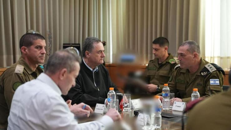 שר הביטחון כ"ץ בהערכת המצב האחרונה לפני מבצע "שאגת הארי" (צילום: אלעד מלכה, משרד הביטחון) שר הביטחון ישראל כ"ץ בהערכת המצב האחרונה לפני מבצע "שאגת הארי",