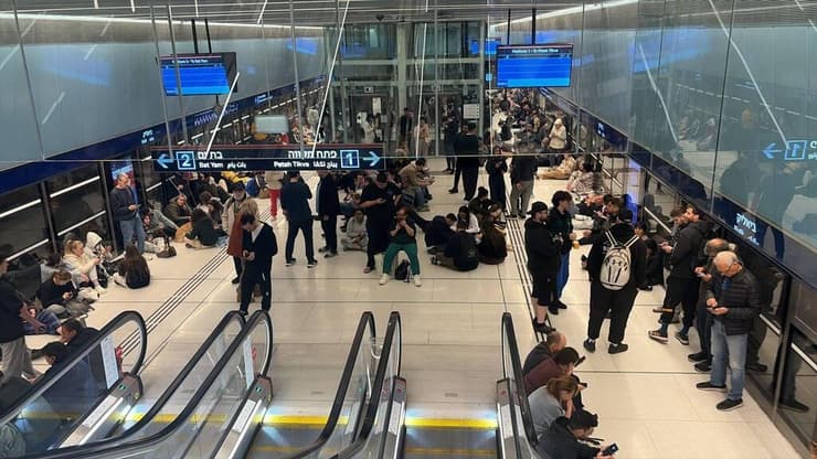 תושבים בתחנה תת קרקעית בתל אביב של הרכבת הקלה