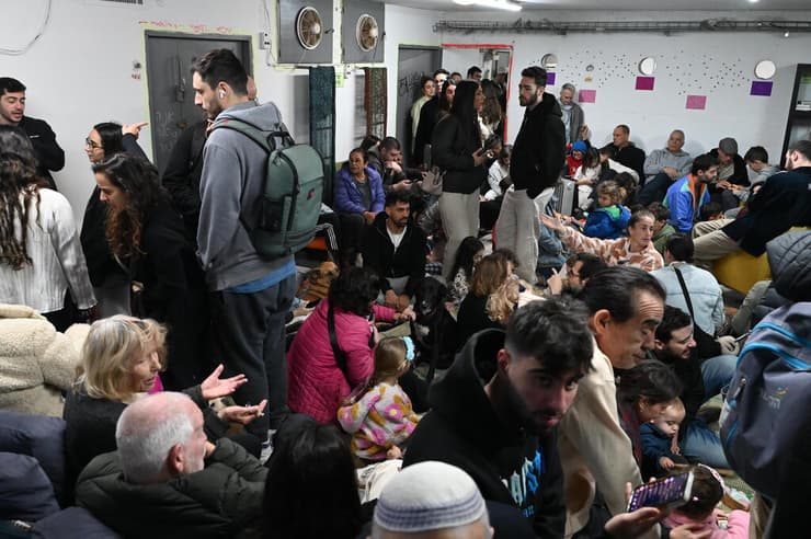 אנשים במקלט בתל אביב