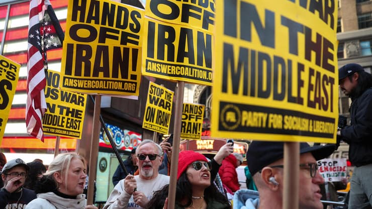 מפגינים בניו יורק נגד התקיפות