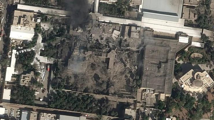 עשן ונזק במתחם המאובטח של חמינאי, במכת הפתיחה של "שאגת הארי" (צילום: Airbus, New York Times) עשן ונזק במתחם המאובטח של חמינאי