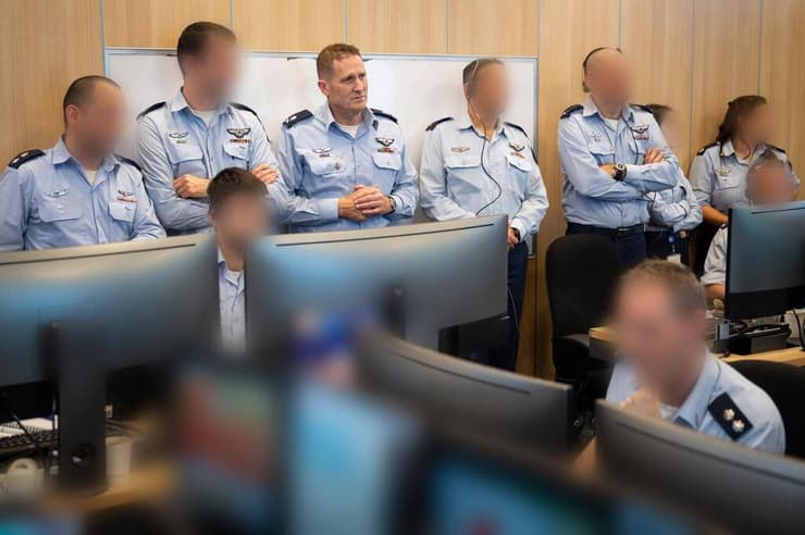 מפקד חיל האוויר, אלוף תומר בר, במהלך התקיפות בבור חיל האוויר