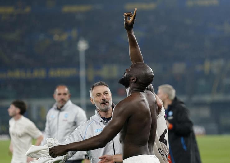 לוקאקו חוגג בסיום (צילום: REUTERS/Matteo Ciambelli) רומלו לוקאקו