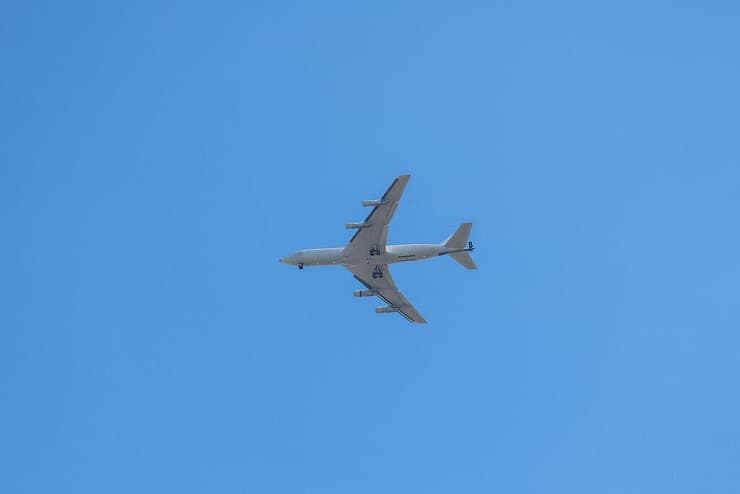 מטוס תדלוק Boeing KC-135 של חיל האוויר מעל תל אביב