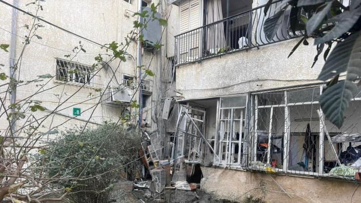 פגיעת רסיסי טיל במבנה במחוז דן (צילום: כב"ה מחוז דן) פגיעת רסיסי טיל במבנה במחוז דן