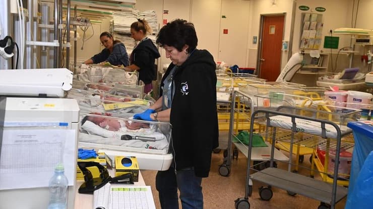 העברת תינוקות למרחב מוגן בבית החולים סורוקה במהלך מלחמת שאגת הארי (צילום: הרצל יוסף) העברת תינוקות למרחב מוגן בבית החולים סורוקה במהלך מלחמת שאגת הארי