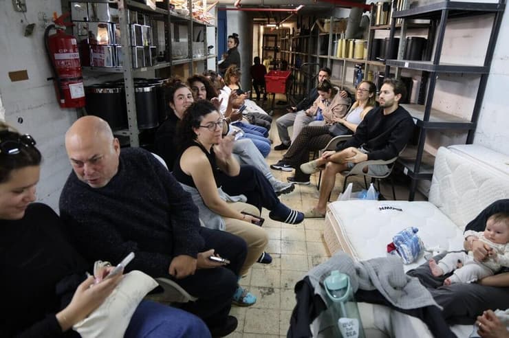 צילום: יריב כץ מפונים במלון בובו בתל אביב