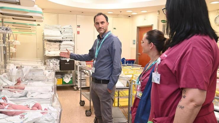 "רק הצוות החיוני נמצא פה". ד"ר צחי סלוצקי
(צילום: הרצל יוסף) העברת תינוקות למרחב מוגן בבית החולים סורוקה במהלך מלחמת שאגת הארי. במרכז התמונה: סגן מנהל סורוקה, ד"ר צחי סלוצקי