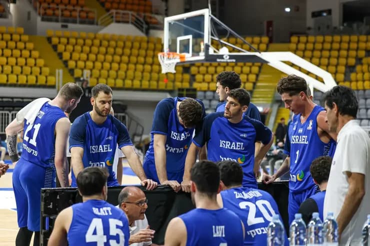 תקועים בקפריסין. שחקני הנבחרת (צילום: אתר פיב"א) שחקני נבחרת ישראל בכדורסל