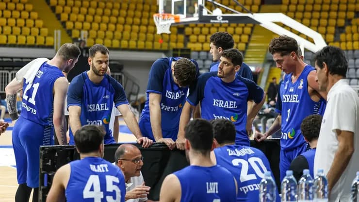 תקועים בקפריסין. שחקני נבחרת ישראל בכדורסל (צילום: אתר פיב"א) שחקני נבחרת ישראל בכדורסל