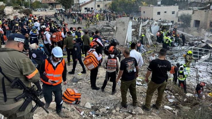 בית שמש (צילום: איחוד והצלה) פגיעה ישירה של טיל ששוגר מאיראן בבית שמש