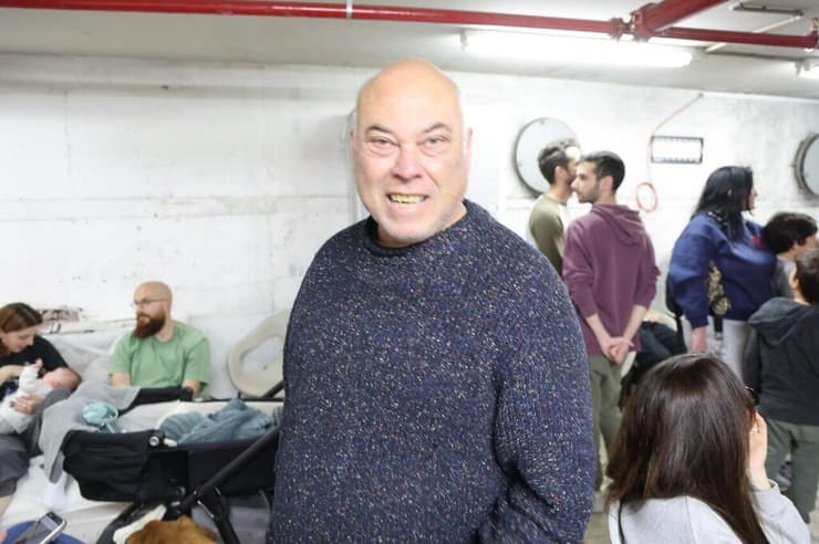 "מזל, כי לא הייתי שורד את ההדף". אמיר קמינר (צילום: יריב כץ) מפונים במלון בובו בתל אביב