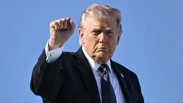 נשיא ארה"ב דונלד טראמפ עוזב את פאלם ביץ' פלורידה