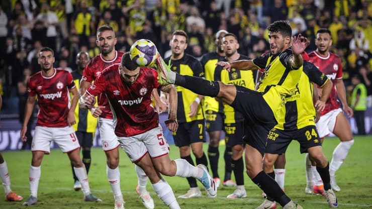 שחקן הפועל באר-שבע אור בלוריאן מול שחקן בית"ר ירושלים ירדן כהן