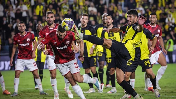 שחקן הפועל באר-שבע אור בלוריאן מול שחקן בית"ר ירושלים ירדן כהן