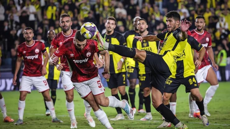 שחקן הפועל באר-שבע אור בלוריאן מול שחקן בית"ר ירושלים ירדן כהן