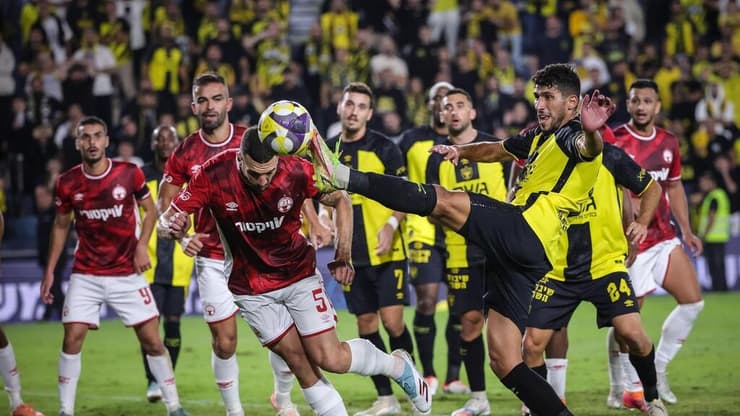 שלב ראשון לקראת חזרה מלאה? (צילום: עוז מועלם) שחקן הפועל באר-שבע אור בלוריאן מול שחקן בית"ר ירושלים ירדן כהן