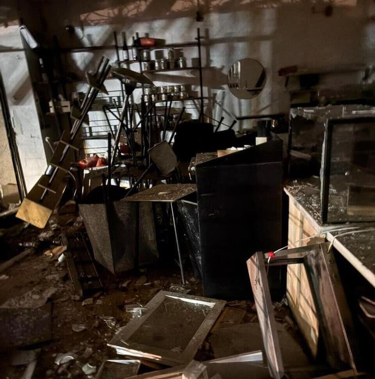 ההרס בפנים (צילום: יניב גרציאני) בית הקפה גרציאני