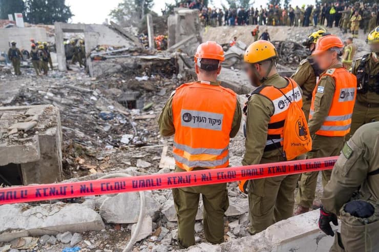 זירת הנפילה בבית שמש. "התקדמנו בהגנה אבל אין 100%" (צילום: דובר צה"ל ) פעילות כוחות פיקוד העורף בזירת הנפילה בבית שמש