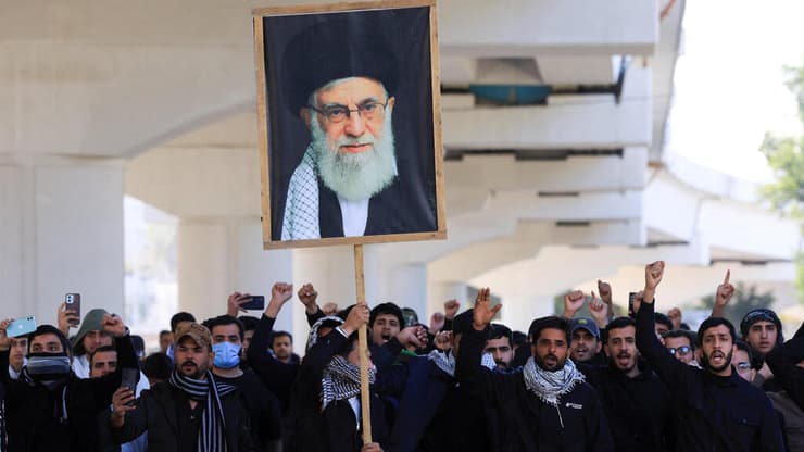 המון שיעי זועם על חיסול חמינאי בבגדד