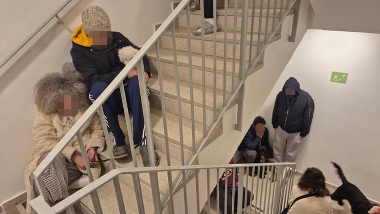 חדר מדרגות בתל אביב בזמן האזעקות