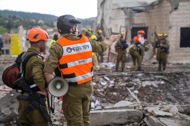 פעילות כוחות פיקוד העורף בזירת הנפילה בבית שמש