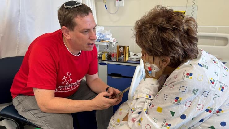 משה סוויל, מנכ"ל עמותת "משפחה אחת", בביקור של אם שכולה משה סוויל, מנכ"ל עמותת "משפחה אחת", בביקור של אם שכולה