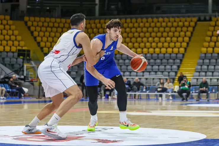 בלט עם דאבל-דאבל. רומן סורקין (צילום: אתר פיב"א) שחקן נבחרת ישראל בכדורסל רומן סורקין