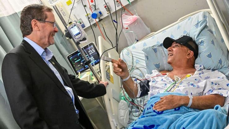 הנשיא הרצוג מבקר פצועים באיכילוב (צילום: קובי גדעון/לע״מ) ביקורו של הנשיא הרצוג בבית החולים איכילוב