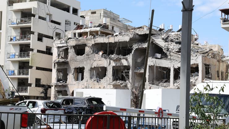 זירת הנפילה בתל אביב. "הלילה הראשון היה הכי מפחיד" (צילום: יריב כץ ) זירת הנפילה בתל אביב